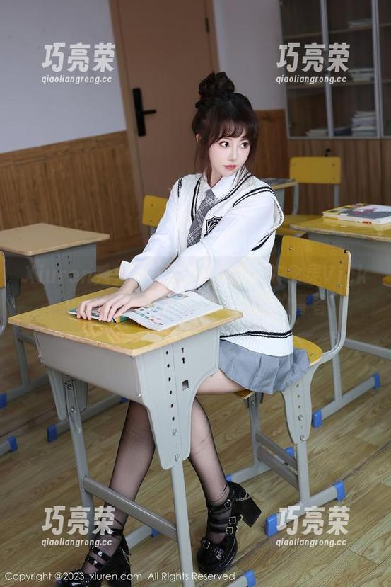 Xiuren秀人网-陈念灵Vickyao Xiuren秀人网 - 高清还原:陈念灵Vickyao在校服里的充满忧伤的青春