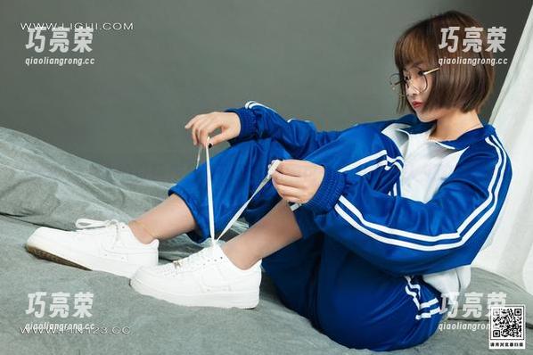 丽柜-左左 丽柜 - 左左的白色作品就像刚出锅的包子,白得让人想咬一口!
