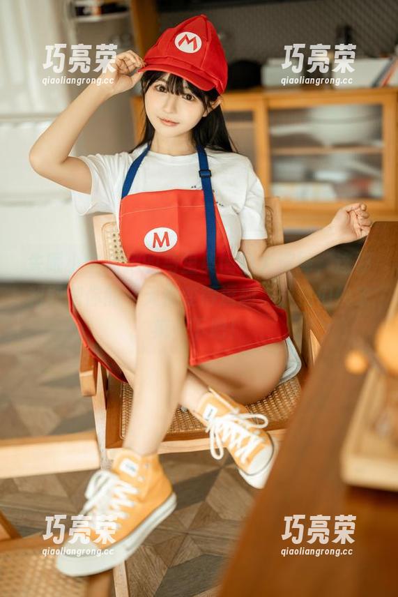 失眠小宁 失眠小宁和她的马里奥围裙大演绎,这福利能把你的一天都变得逗趣,让我们快来疯一下吧!