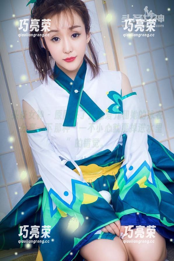 头条女神-迪爱儿 头条女神 - 原图来了!迪爱儿和她的泳衣,分享一下那种“一不小心就要掉进水里”的错觉。