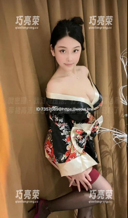 奶雯 微密圈 - 找对减压法:打开奶雯的银色吊带裙高清图包,顿时感觉整个人都轻松了。