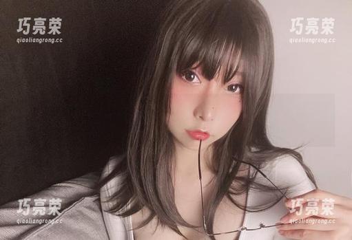 小泉学姐吖 不一样的小泉学姐吖,短裙在线show,图片背后是不是有啥小心思?