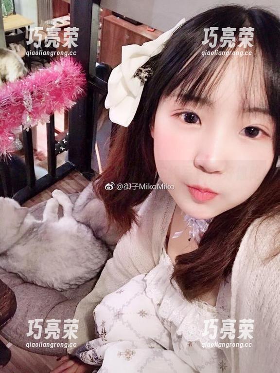 御子Yumiko 御子Yumiko,毛衣,在线写真,好像陷入一种说不清的惬意。