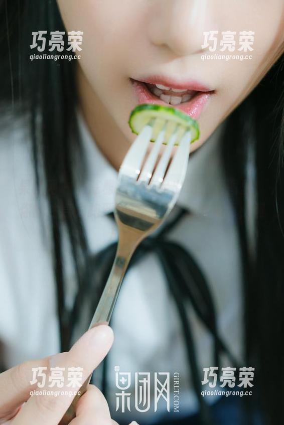 果团网-陈雅漫 果团网 - 当陈雅漫的美足出现在原图里,你的注意力跑到哪里去了?别走神啊,照片在这里!