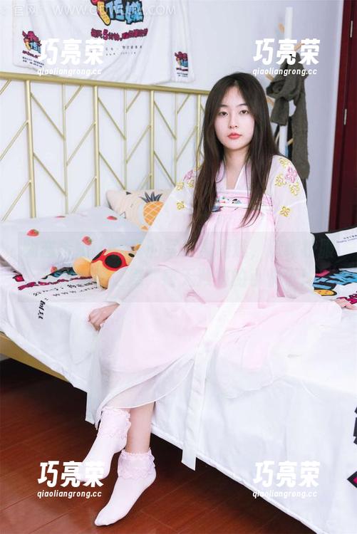 物恋传媒-猫耳 物恋传媒 - 猫耳的写真集精选,清纯校服与帆布鞋之舞,毫无预警的小快乐!