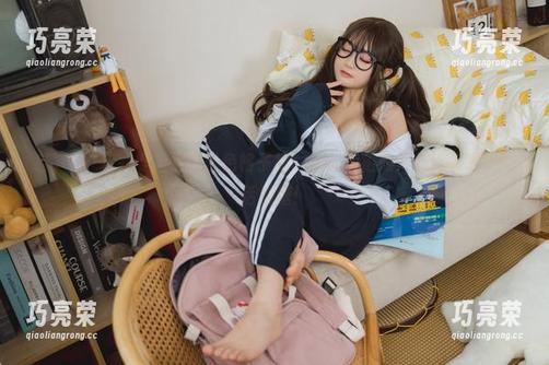 神沢永莉 哇,神沢永莉穿上这条粉色格子裙,随便拍拍照片都像是在给生活加糖!