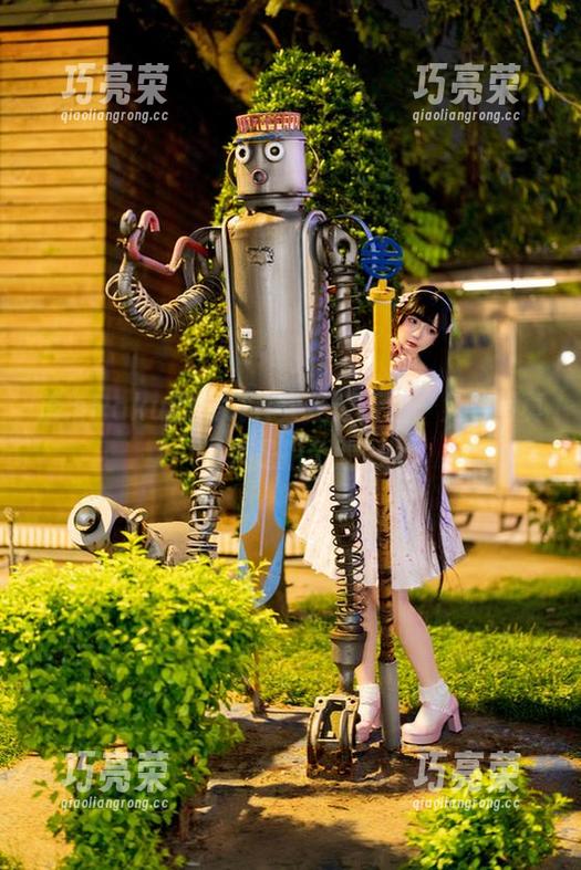 落落Raku 落落Raku的眼镜其实是个话题,免费写真不只是拍个脸…
