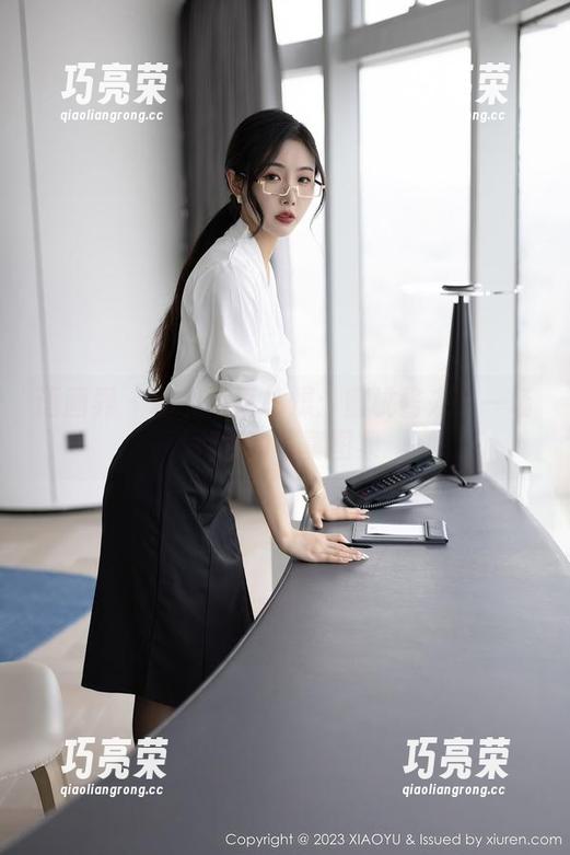 语画界-蜜桃酱 语画界 - 秘书不再枯燥:蜜桃酱来了一场大胆的写真图集