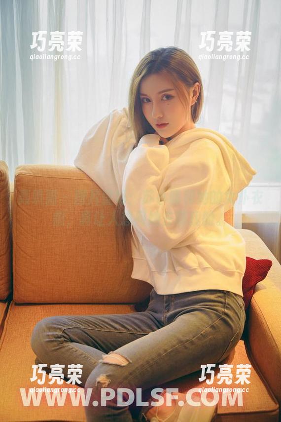 轰趴猫-苏小暖 轰趴猫 - 图片登场:苏小暖和她的女仆衣橱,真让人想问她去哪找的。