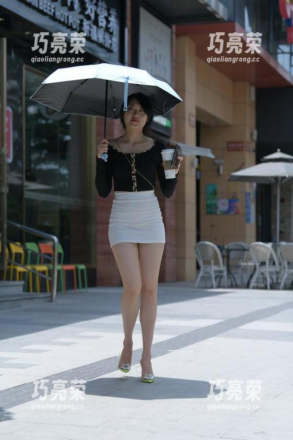 魔镜街拍-婷婷 魔镜街拍 - 婷婷的资源:寒风里那绝美肉丝的“冬日神话”开心进行中
