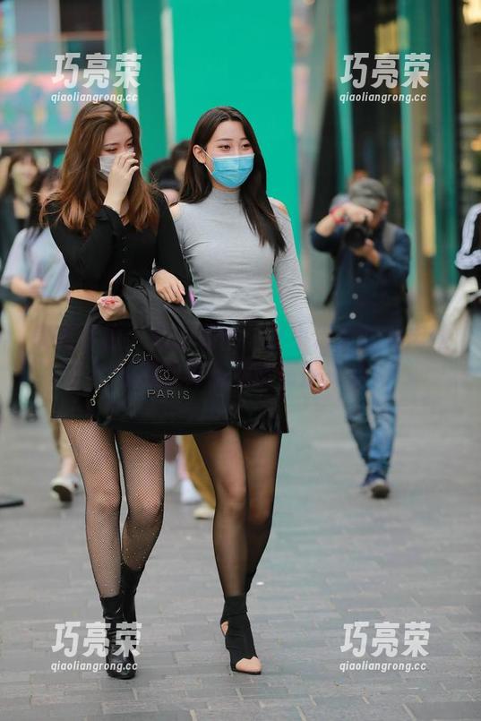魔镜街拍-艾小青 魔镜街拍 - 最新原图:艾小青超短裙肉丝,看那回复率竟然高得离谱!
